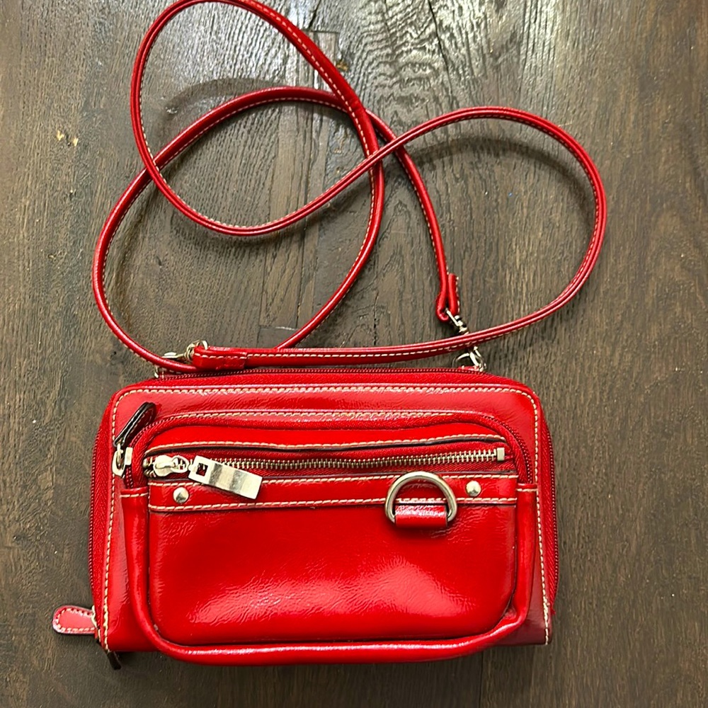 Beautiful bring red crossbody purse, perfect for Christmas❤️!